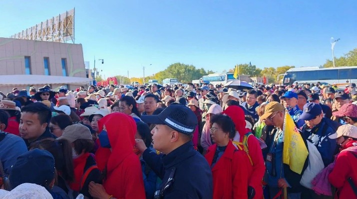 額濟(jì)納胡楊林景區(qū)今年為何這樣“紅”？