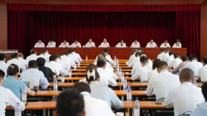 7月18日上午，甘肅文旅集團(tuán)召開(kāi)2025年上半年工作會(huì)暨生產(chǎn)經(jīng)營(yíng)調(diào)度會(huì)。集團(tuán)黨委書(shū)記、董事長(zhǎng)石培文出席會(huì)議并講話(huà)，黨委副書(shū)記、總經(jīng)理馬文玫主持會(huì)議并安排下半年重點(diǎn)工作。會(huì)議通報(bào)了集團(tuán)上半年經(jīng)營(yíng)成果、“